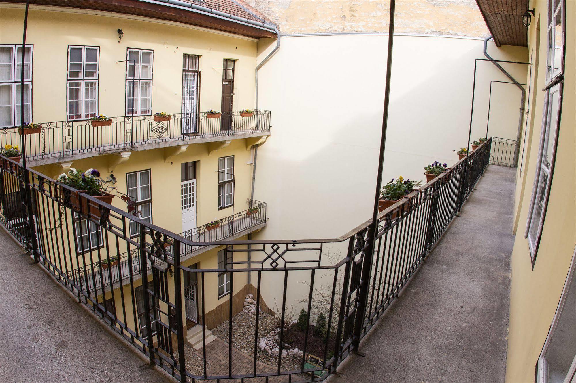 Central Hotel 21 And Apartments Будапеща Екстериор снимка